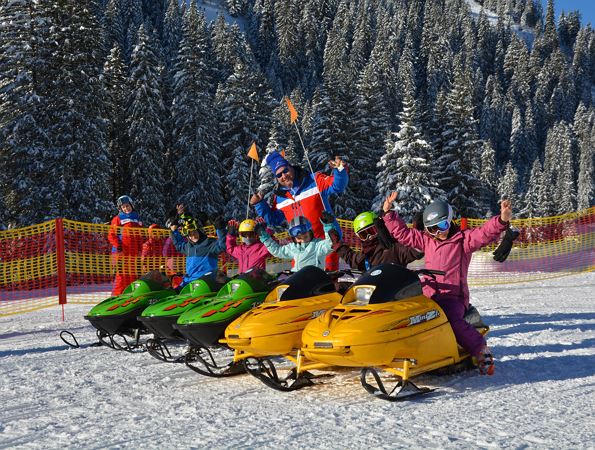 Kinder bei der Motorschlittenfahrt
