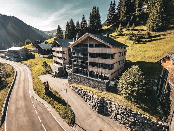 Außenansicht Alpinresort Herbst