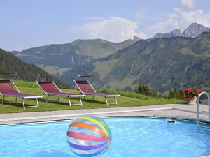 Schwimmbad neben dem Haus