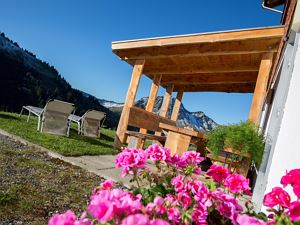 Terrasse mit Liegewiese