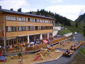 Spielplatz und Terrasse ohne Wintergarten