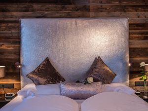 Altholzbettkopf in unseren Zimmern