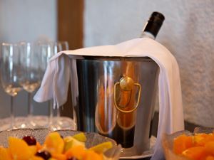 Prosecco auf dem Buffet beim Frühstück