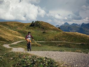 Mountainbiken in Damüls mit Blick auf den Zitterkl