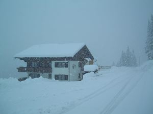 Haus bei Schneefall
