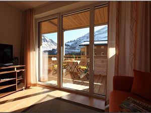 Blick Wohnzimmer auf Terrasse