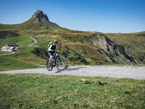 Mountainbiken am Fuße der Damülser Mittagsspitze (