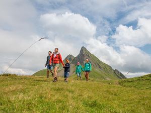 Wandern in Damüls mit Blick auf die Mittagsspitze 