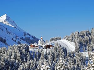 Damuels Kirchdorf und Piste