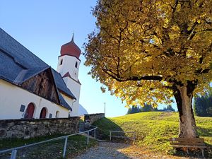 Kirche Herbst