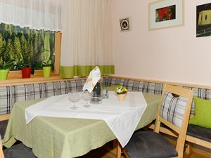 Gaestehaus-Margrith-Damuels-Fruehstueksraum-1