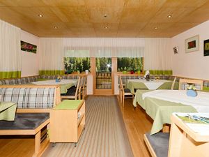 Gaestehaus-Margrith-Damuels-Fruehstueksraum-3