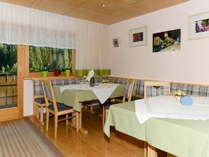 Gaestehaus-Margrith-Damuels-Fruehstueksraum-4