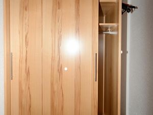 Gaestehaus-Margrith-Damuels-Zimmer-Schrank