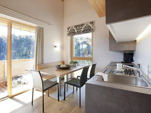 Küche mit Sitzgelegenheit