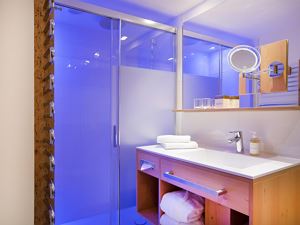 Badezimmer/Südlicht Zimmer