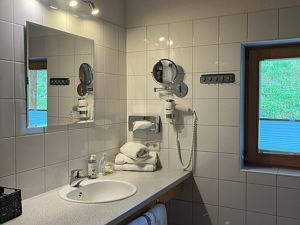Badezimmer (mit Fenster)