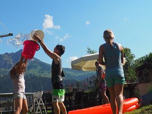 Wasserschlacht im Garten