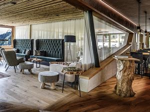 Bar- Loungebereich im Alpenresort Walsertal