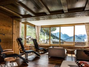 Ruheraum mit Bergblick im Alpenresort Walsertal