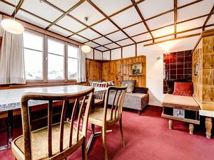 Esszimmer mit Liege und Kachelofen