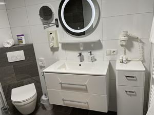 Duschraum mit WC und Kommoden