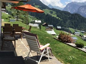 Gartenterrasse mit Teil-Aussicht