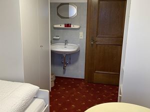 mit Waschbecken, Hand- und Gästetuch