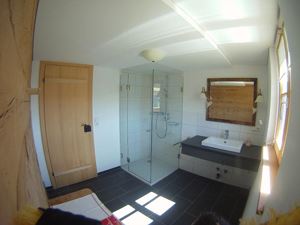 Bad, Dusche, Waschbecken