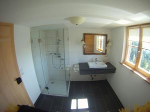 Geräumiges Badezimmer