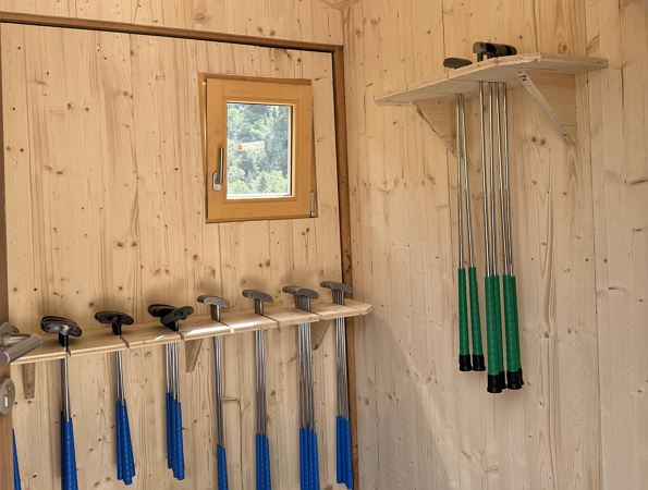 Schläger in der Hütte