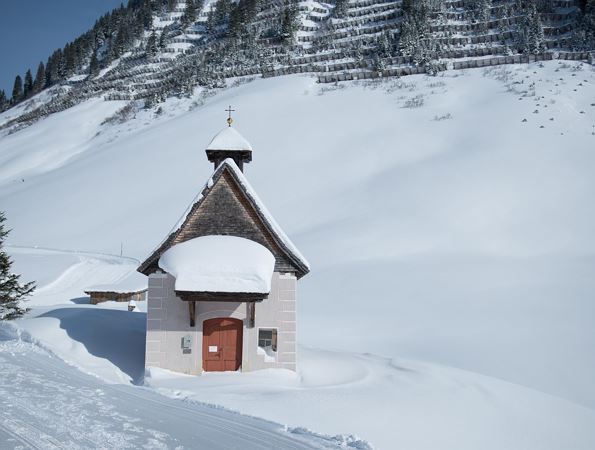 St. Annakapelle in Faschina im Winter